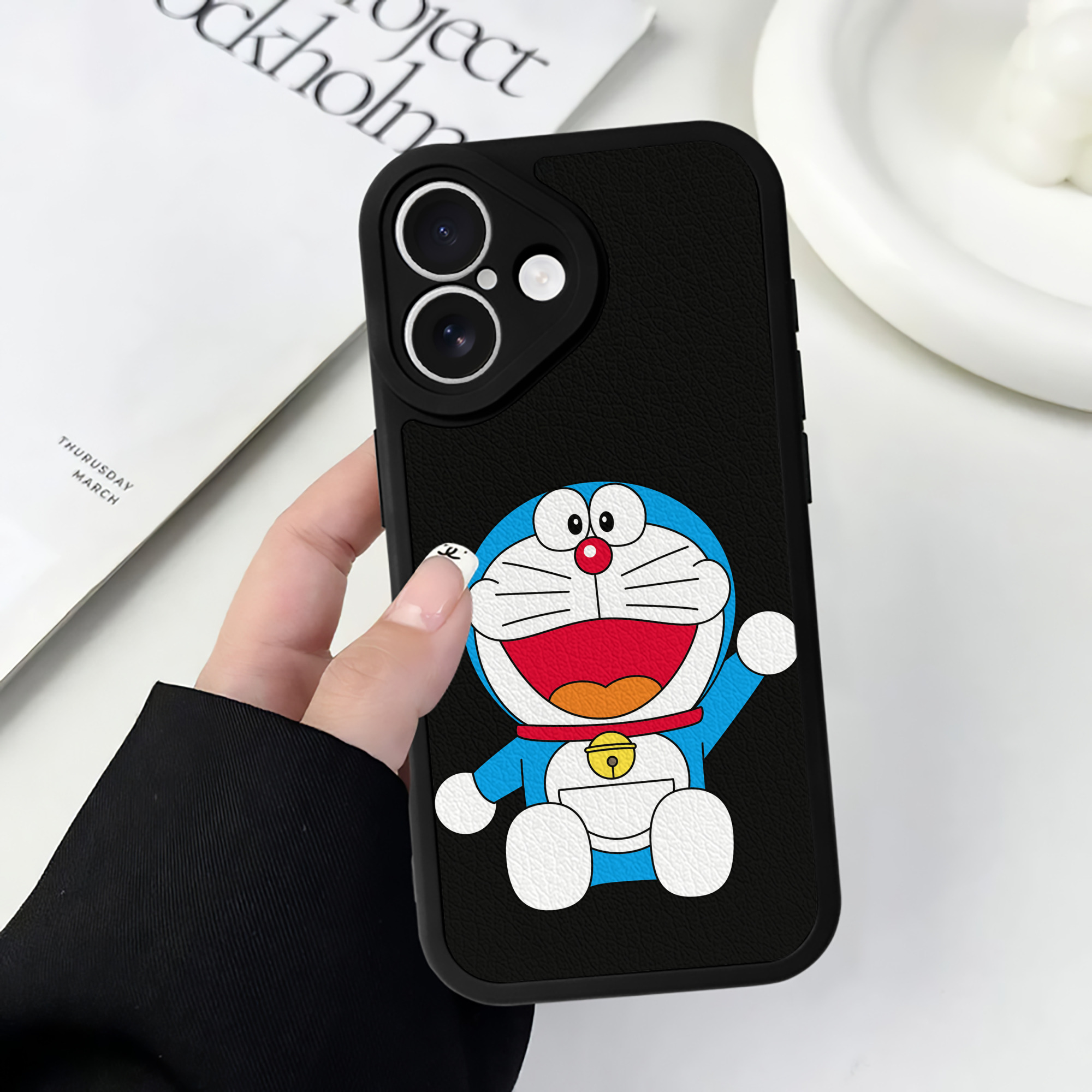 （画像用） ドラえもん Doraemon 【iPhone 16シリーズ対応】シリコンスマホケース（レザー調） 材質：シリコン